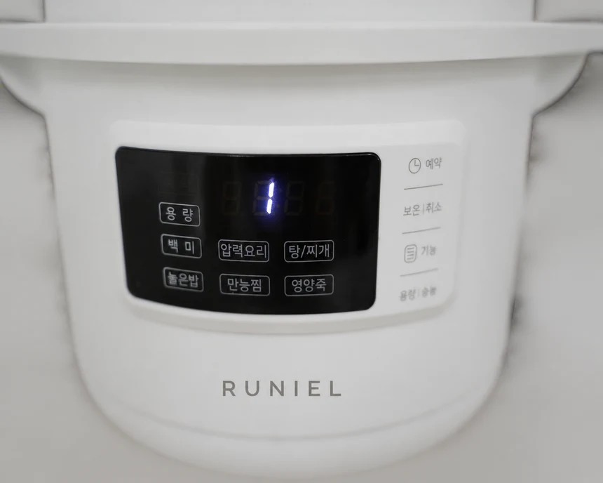 예약과 취사 메뉴를 선택하는 RUNIEL GRAIN 조작부